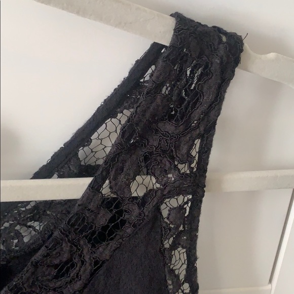 Sleeveless blouse with lace detail - Picture 4 of 5